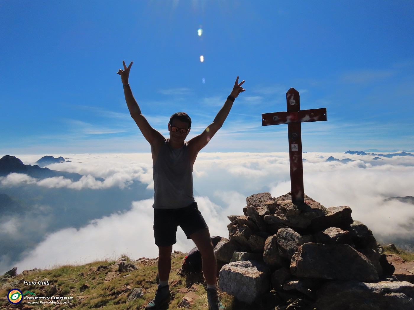 65 Pes Gerna (2562 m) terza ed ultima cima sopra le nuvole .JPG